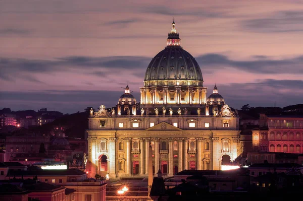 Lenyűgöző Kilátás Nyílik Bazilika San Pietro Rómában Naplementekor — Stock Fotó