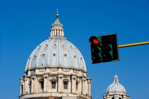 Furcsa Kilátás Nyílik Kupola San Pietro Rómában Piros Közlekedési Lámpa — Stock Fotó