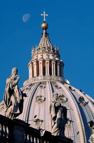 Egyedülálló Kilátás Nyílik Kupola Szent Péter Bazilika Hold Szobrok Oszlopsorok — Stock Fotó