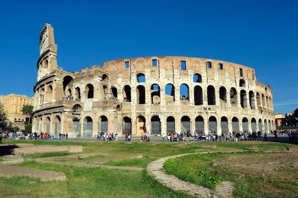 Kilátás Colosseum Külsejére Rómában Zöld Rét Egy Tavaszi Napon — Stock Fotó