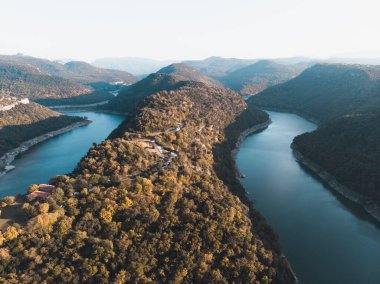 İspanya 'nın ZigZag' ında yoğun bitki örtüsüyle güzel bir nehir. Harika bir hava manzarası var. Gün batımında güzel gölgeler.