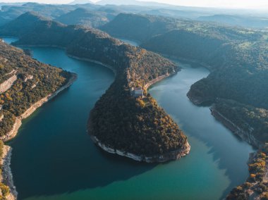 Yoğun bitki örtüsü ve küçük manastırı olan İspanya 'nın güzel nehri