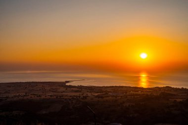 Günbatımında Yunanistan sahillerinde yaz tatili