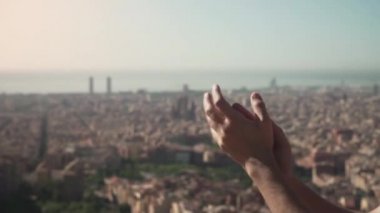 Alkışlar Barcelona 'nın ufuk çizgisi Coronavirus covid-19 kilitlenmesi
