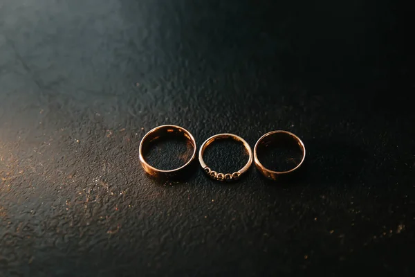 Siyah arka planda alyanslar