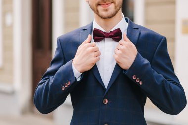 Damatta mavi takım elbise var.