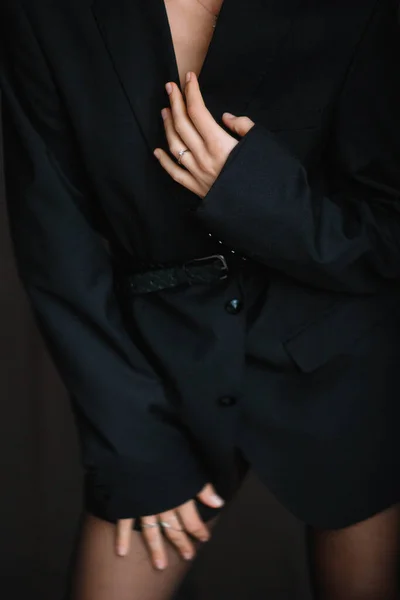 Siyah ceketli genç kadın.