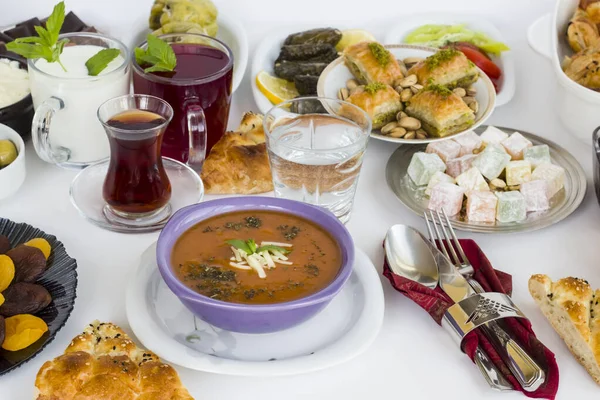 Traditioneller Türkischer Ramadan Esstisch Mit Suppen Nahaufnahme — Stockfoto