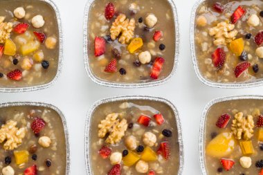 Geleneksel Tatlı Emin, Noah Puding alüminyum kaseler, folyo kapları - beyaz yüzey, üst görünüm paket götürün