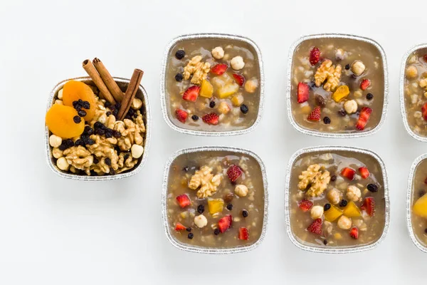 Geleneksel Tatlı Emin, Noah Puding alüminyum kaseler, folyo kapları - beyaz yüzey, üst görünüm paket götürün