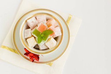 Geleneksel Türk Lokumu beyaz zemin üzerinde taze nane ve kopya alanı ile. Şeker Festivali.