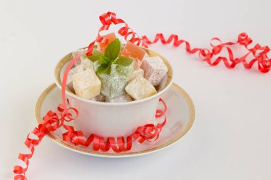 Geleneksel Türk Lokumu beyaz zemin üzerinde taze nane ve kopya alanı ile. Şeker Festivali.