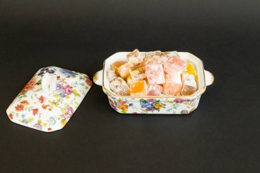 Geleneksel Türk kahvesi ve Türk Lokumu siyah zemin üzerinde.