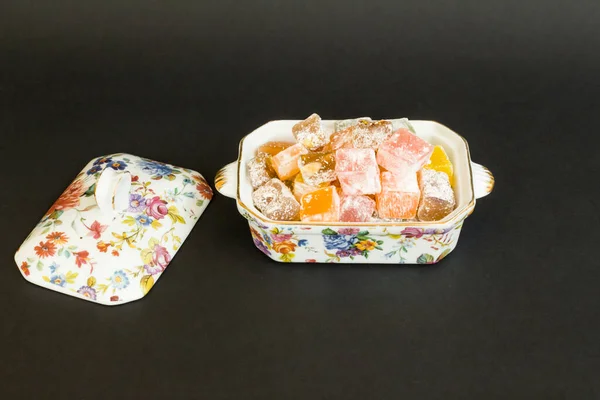 Geleneksel Türk kahvesi ve Türk Lokumu siyah zemin üzerinde.