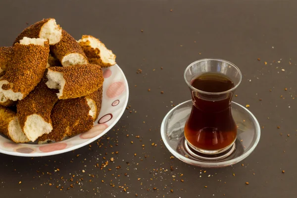 Bagel Sésame Turc Tranches Dans Une Assiette Sur Une Surface — Photo