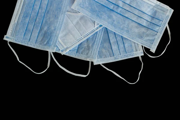 Üç katmanlı yapı, tek kullanımlık hijyenik yüz maskesi beyaz arkaplanda kopyalama alanı ile.