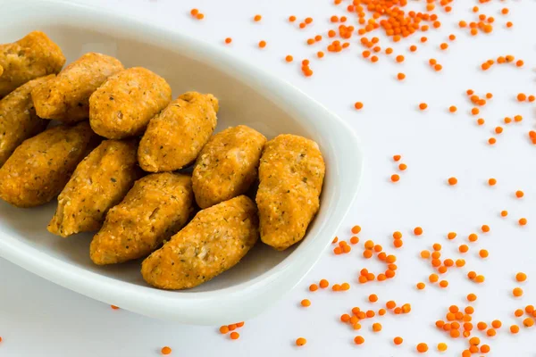 Geleneksel Türk mercimek ve bulgur köfteleri beyaz üzerine kopya alanı ile.