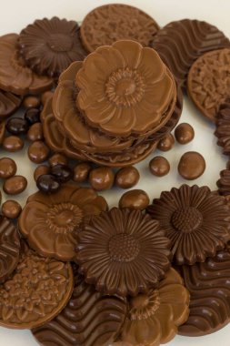 Sütlü ve sert yuvarlak çikolatalı Madlen, cam tabakta tasarlandı. Şeker Şöleni ya da herhangi bir festival kutlaması..