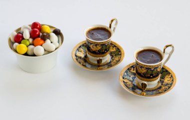 Geleneksel Türk Renkli Badem Şekerleri ve beyaz üzerine fotokopi alanı olan kahve.