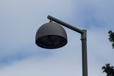 Mavi gökyüzü üzerinde siyah metal lamba, kopyalama alanı ile.