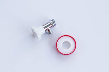 Suyu izole etmek için yeni, bidet başlığı beyaz üzerine kırmızı bant.