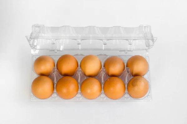 Huevos Orgánicos Frescos Sin Cocer Recipiente Transparente Sobre Fondo Blanco —  Fotos de Stock