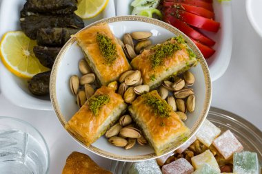 Geleneksel Türk Pastası Ramazan Masasında diğer yiyeceklerle birlikte Baklava Tatlısı