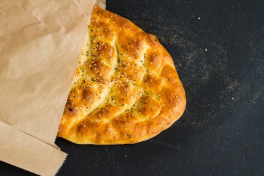 Siyah üzerine fotokopi alanı ile birlikte taze Ramazan Ekmeği