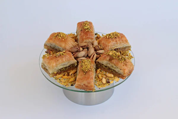 Geleneksel Türk Pastası Baklava 'yı cam tabakta, metal tutacağı da beyaz. Seçmeli odak noktası