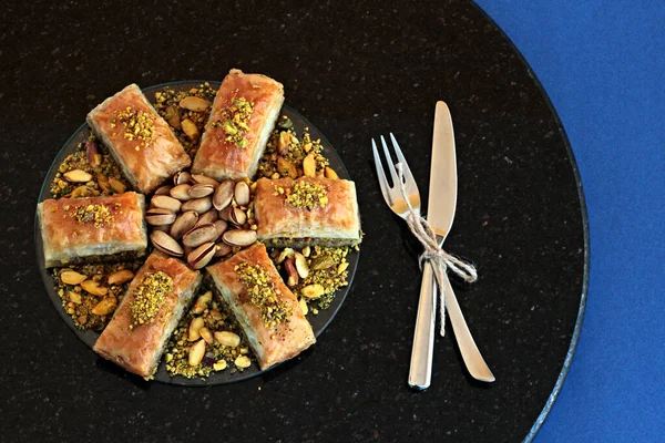 Dessert Traditionnel Turc Pistache Baklava Sur Table Marbre Foncé Surface — Photo
