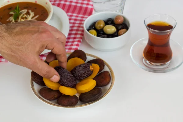 Hand Ist Take Date Getrocknetes Obst Auf Dem Ramadan Esstisch — Stockfoto