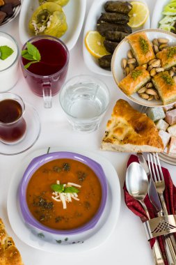 Geleneksel Türk Ramazanı, iftar çorbası ve dikey görüntü..