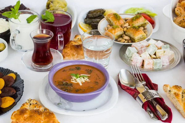 Geleneksel Türk Domates Çorbası peynirli ve naneli, Ramazan ayında yakın plan çekilmiş, iftar tablosu.