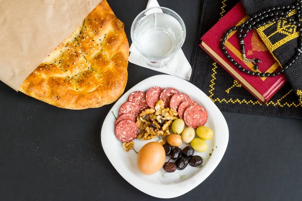 Nakrájený Ramadán Chléb Olivy Sklenici Vody Růženec Svatá Kniha Bílé — Stock fotografie