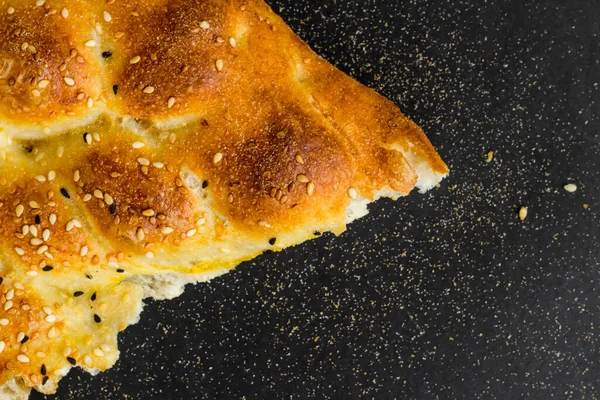 Delizioso Metà Ramadan Fresco Pane Fette Sfondo Nero Con Grani — Foto Stock