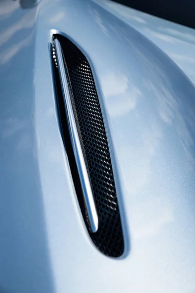 Mavi ve Beyaz Çizgili Başlıklı ve Kapüşonlu Klasik Araba Havalandırması