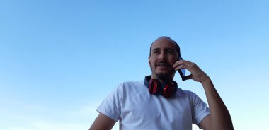 Baba utilizando su film y haciendo gestos