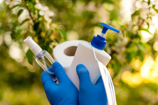 Papatya tarlasında duran bir sepetin içinde papatya çayı. Bitki, organik, kartpostallar..