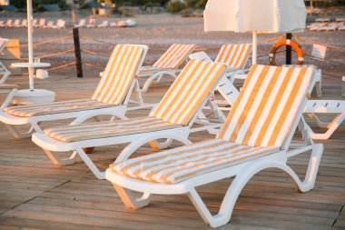 Ahşap iskele, sahil yataklar