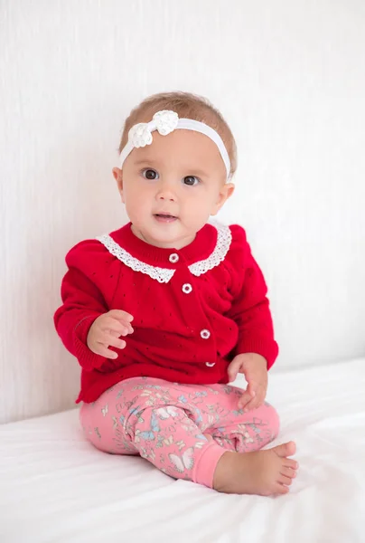 Porträt eines Babys mit roter Strickbluse — Stockfoto