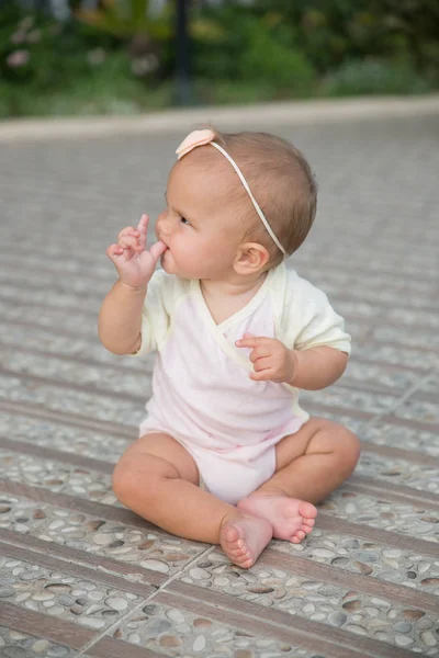 Baby trägt Kleid und Schleife im Freien — Stockfoto