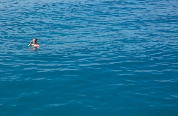 Активный человек в купании в море — стоковое фото