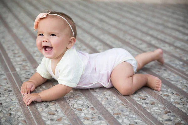 Babymädchen kriecht nach draußen — Stockfoto