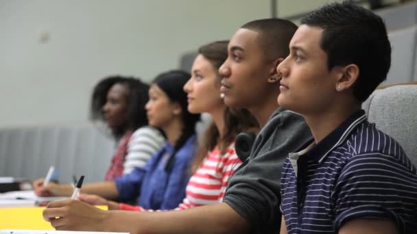 Studentengruppe macht sich Notizen — Stockvideo