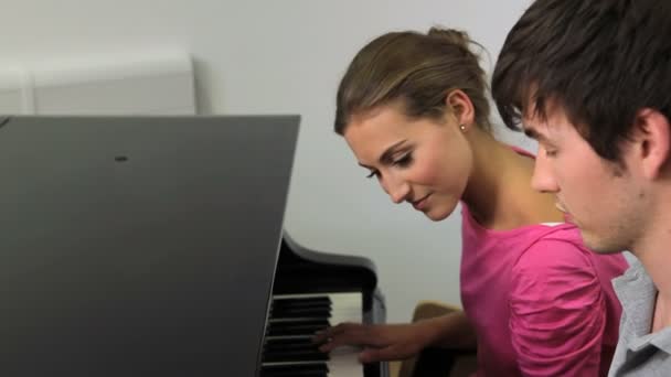 Два студента играют на пианино — стоковое видео