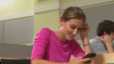 Cep telefonu mesaj üzerinde kız öğrenci