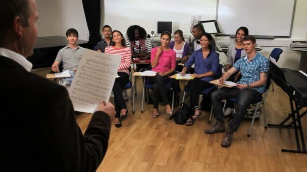 Studenter som studerar musik — Stockvideo