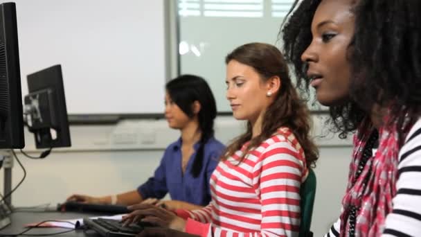 Estudantes em sala de aula de informática — Vídeo de Stock