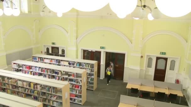 Students walking into library — Stock Video