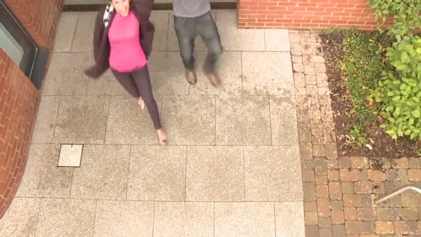 Groep studenten running out of school — Stockvideo